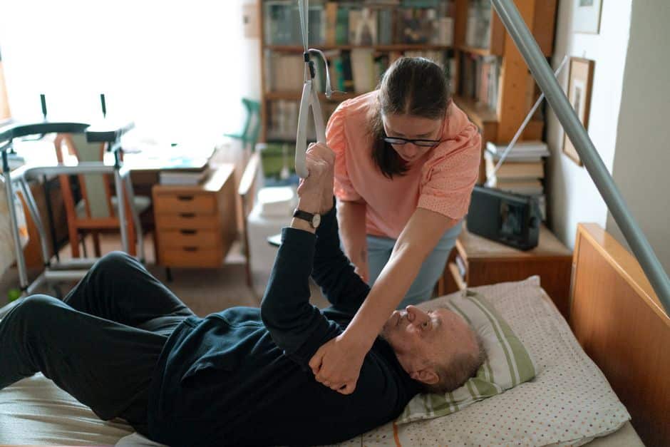 Aide-soignante au chevet d un patient en établissement de soins