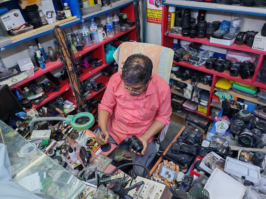 Technicien réparant un objectif d appareil photo à l établi avec ses outils