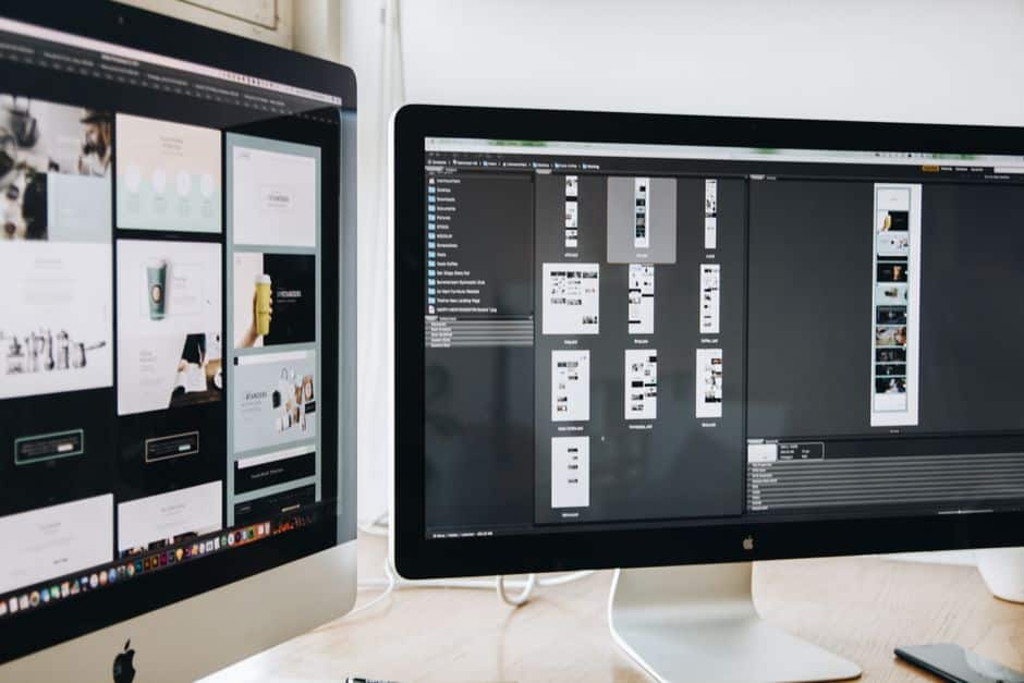 Poste de travail moderne avec deux écrans affichant des projets de design web