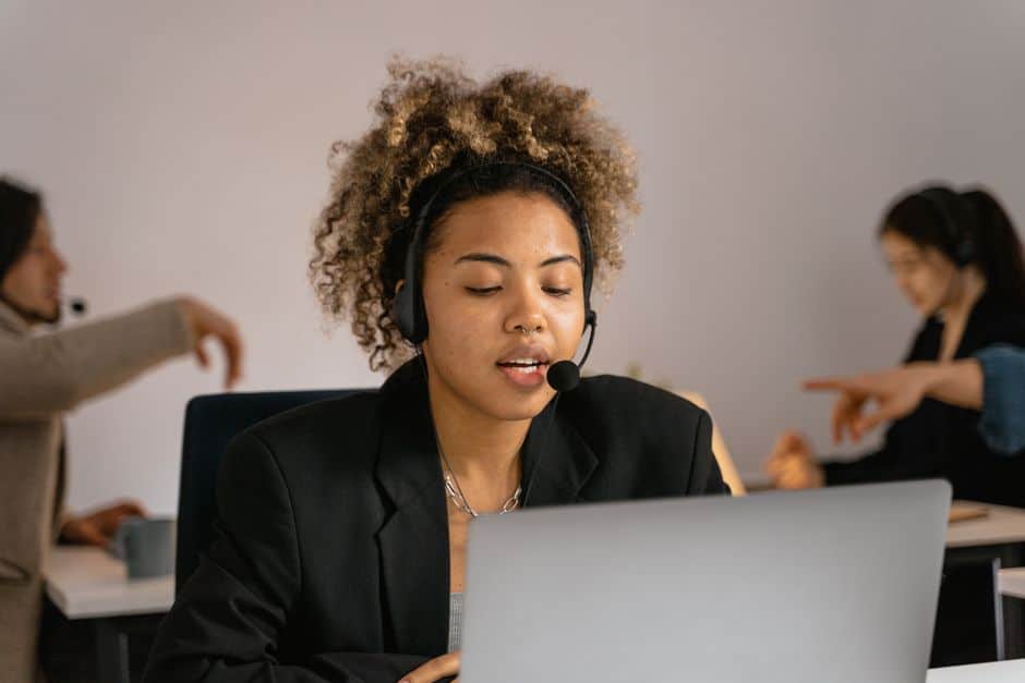 Conseillère clientèle avec casque dans un centre de relation client