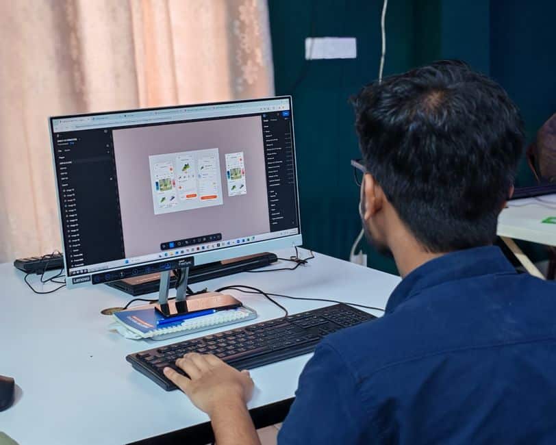 Jeune designer concevant des interfaces sur un ordinateur de bureau